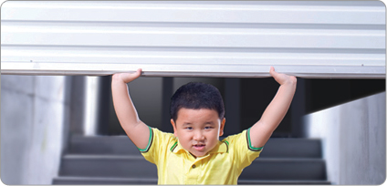 Thao tác đóng cửa cuốn bằng tay khi mất điện